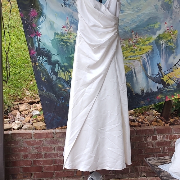 Alfred Angelo ivory size 6 Wedding Dress simple elegant - Picture 8 of 8